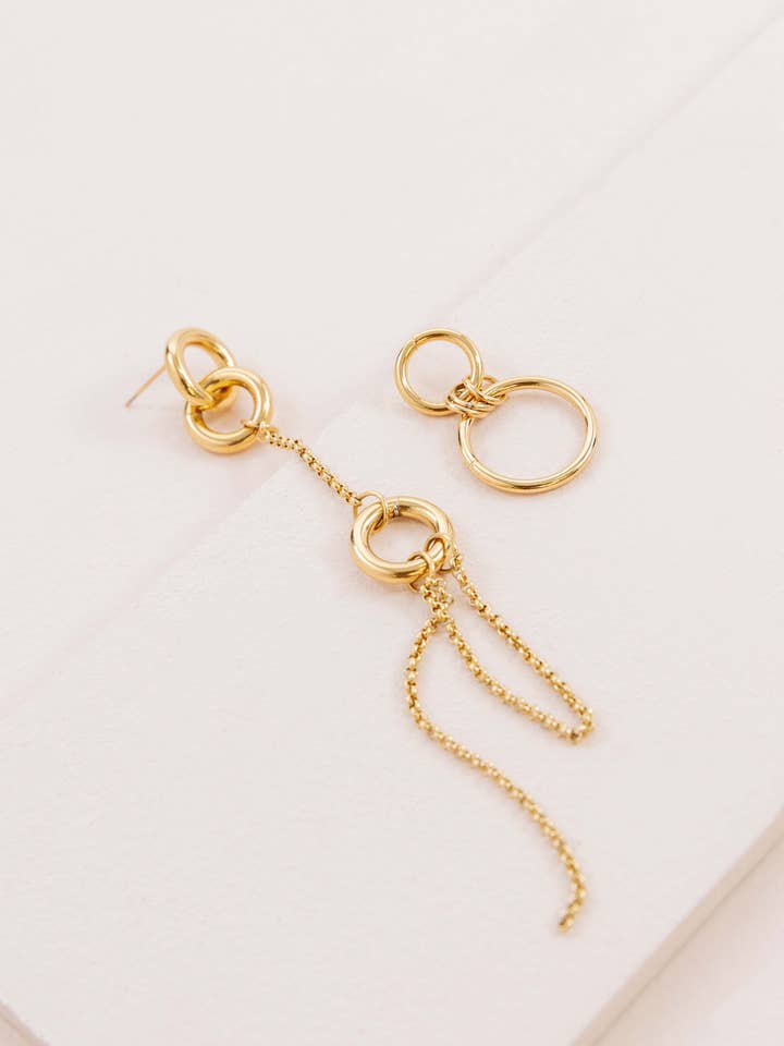 Boucles d'oreilles pendantes asymétriques pour la vente par Lovoda