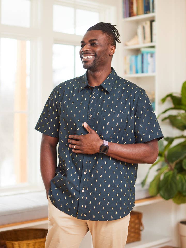 Chemise Giraffe Nation pour la vente par One World Brothers