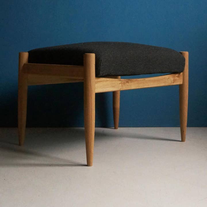 Poggiapiedi in legno stile vintage con rivestimento grigio scuro per la vendita all'ingrosso da parte di Workshop of Forms