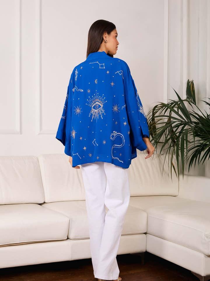 Kosmos Broderad Elektrisk Blå, Elfenben och Guld Fullt Fodrad Kort Kimono för wholesale av Artemis Muse