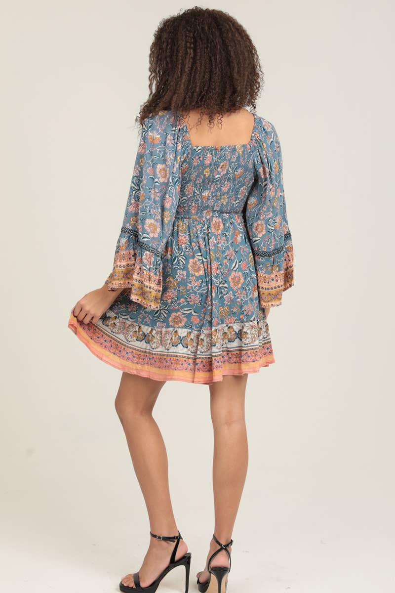 ANGIE – Großhandel Kleid – Damen – C4470-FQ75 KLEID MIT WEITEN GLOCKENÄRMELN UND GESMOKTEM MIEDER3