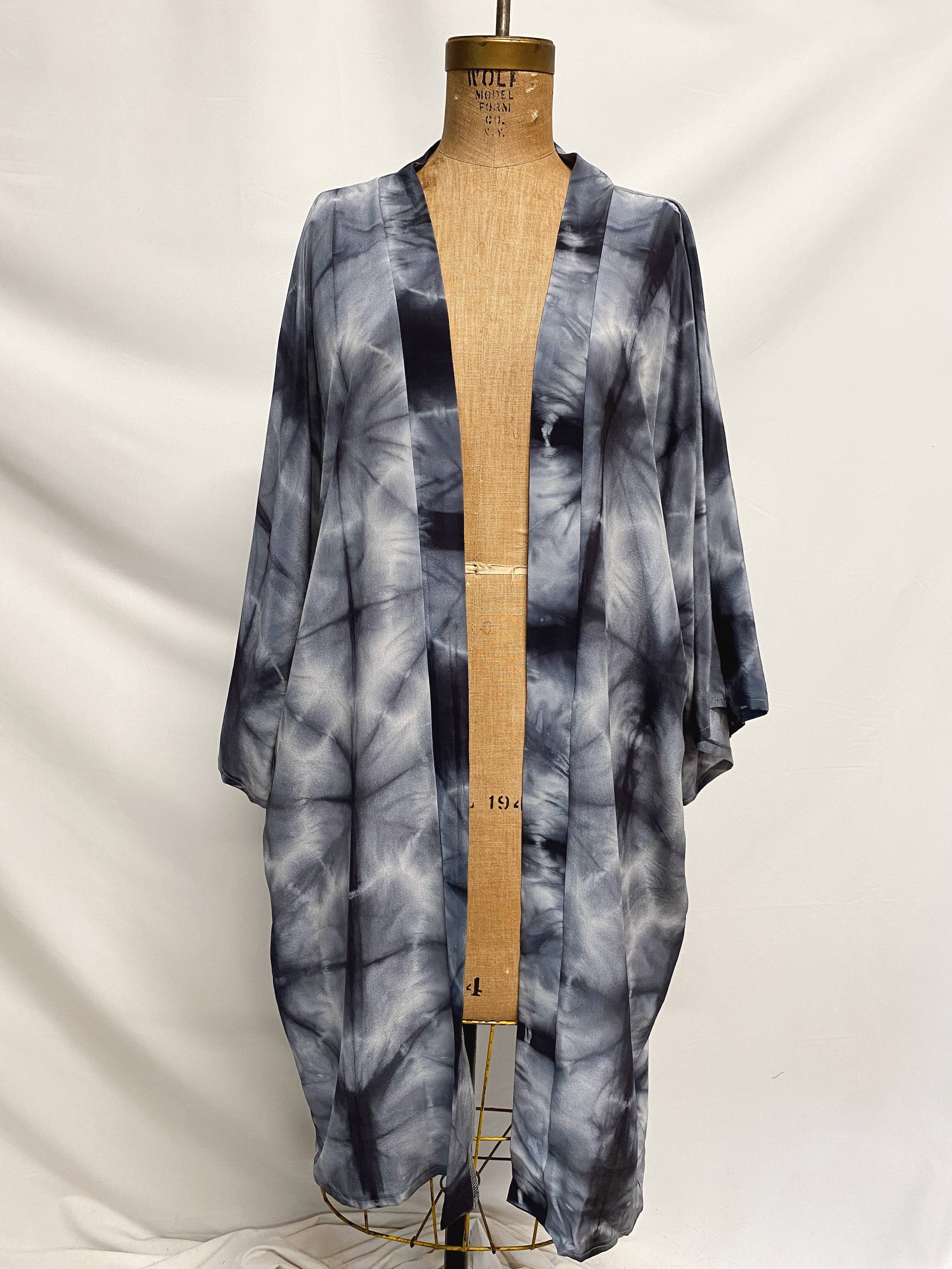 Explore Designs By Emelia Prince Ruyle – Großhandel Kimono – Damen – Stellar Silk Kimono lang handgefärbt2