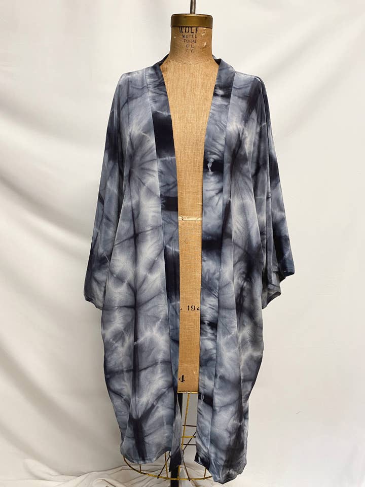 Explore Designs By Emelia Prince Ruyle – Großhandel Kimono – Damen – Stellar Silk Kimono lang handgefärbt2