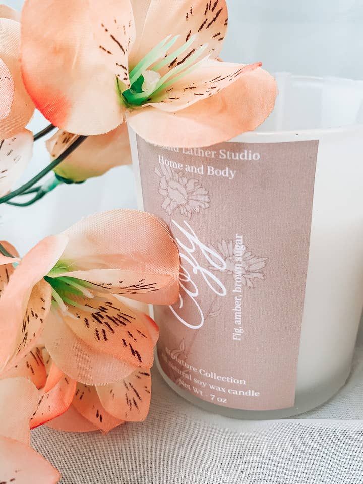 « Cozy » - bougie de cire de soja 7 oz pour la vente par Suds and Lather Studio