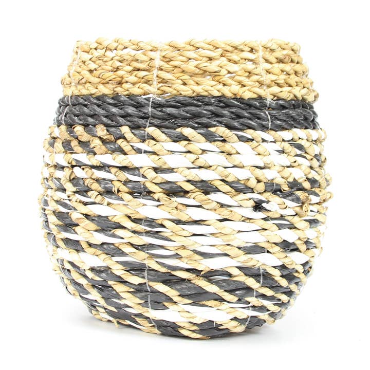 Vase en feuilles de mer tressées avec fils synthétiques noirs et blancs pour la vente par DUA