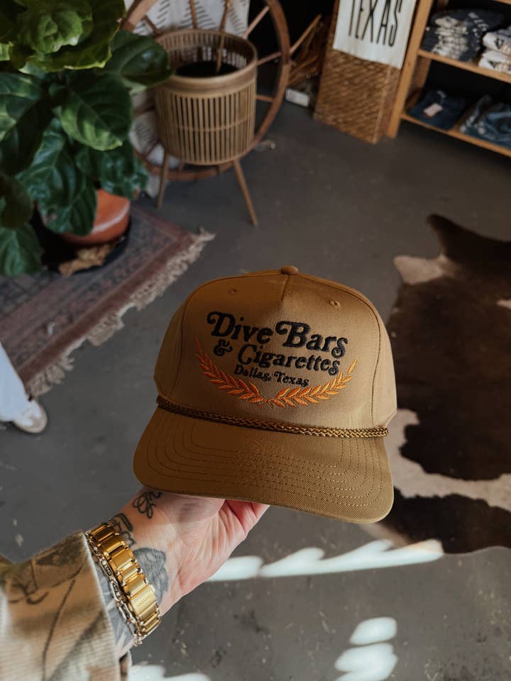 Dykkbarer & Cigaretter - Dallas, Texas Lastbilschaufförkeps för wholesale av Grady Ln Boutique