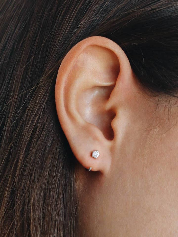 925 Silver - Vit CZ Huggies för wholesale av REDCHERRYBLVD