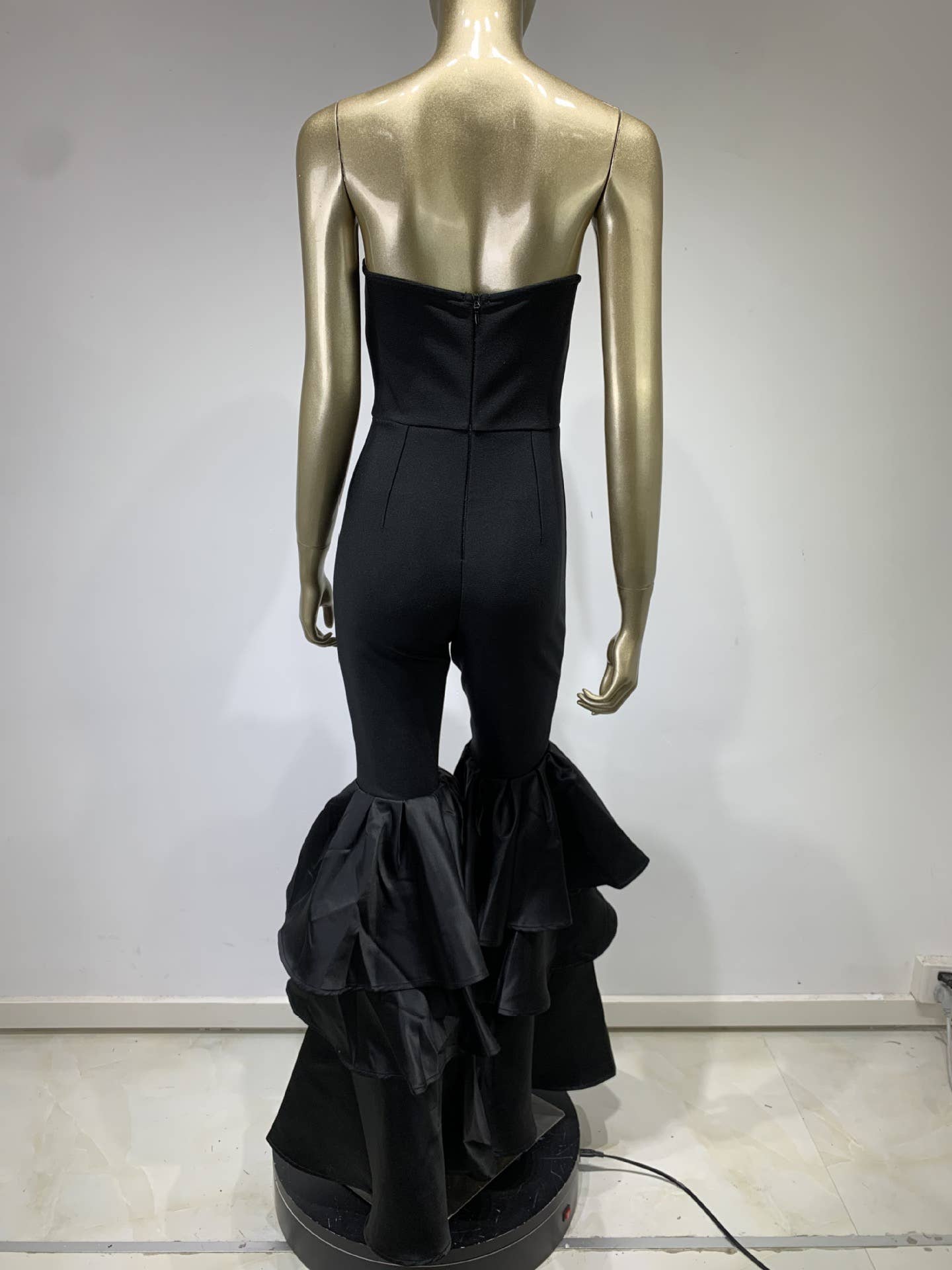 Svart JP003 Elegant Svart Ruffle-Trim Jumpsuit för wholesale på Faire7