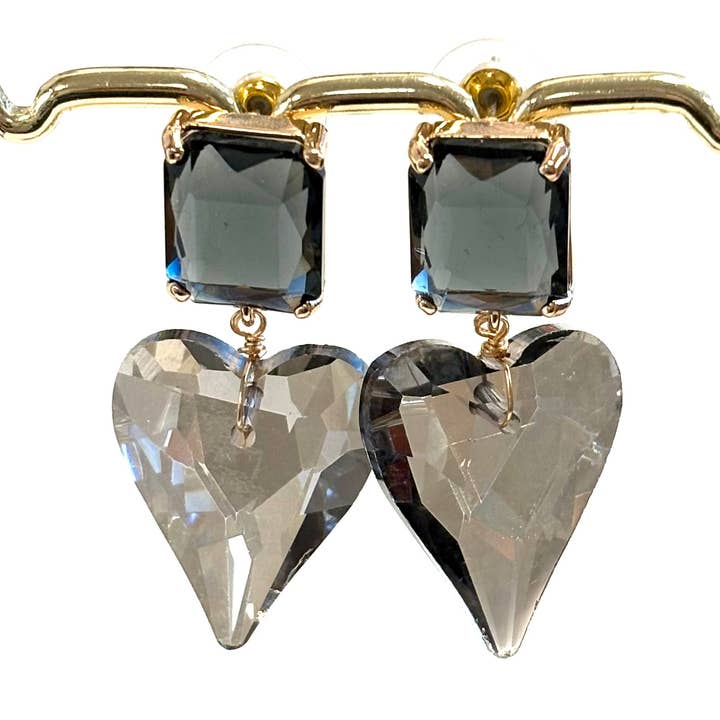 Boucles d'oreilles cœur en cristal gris pour la vente par Chic Le Freak