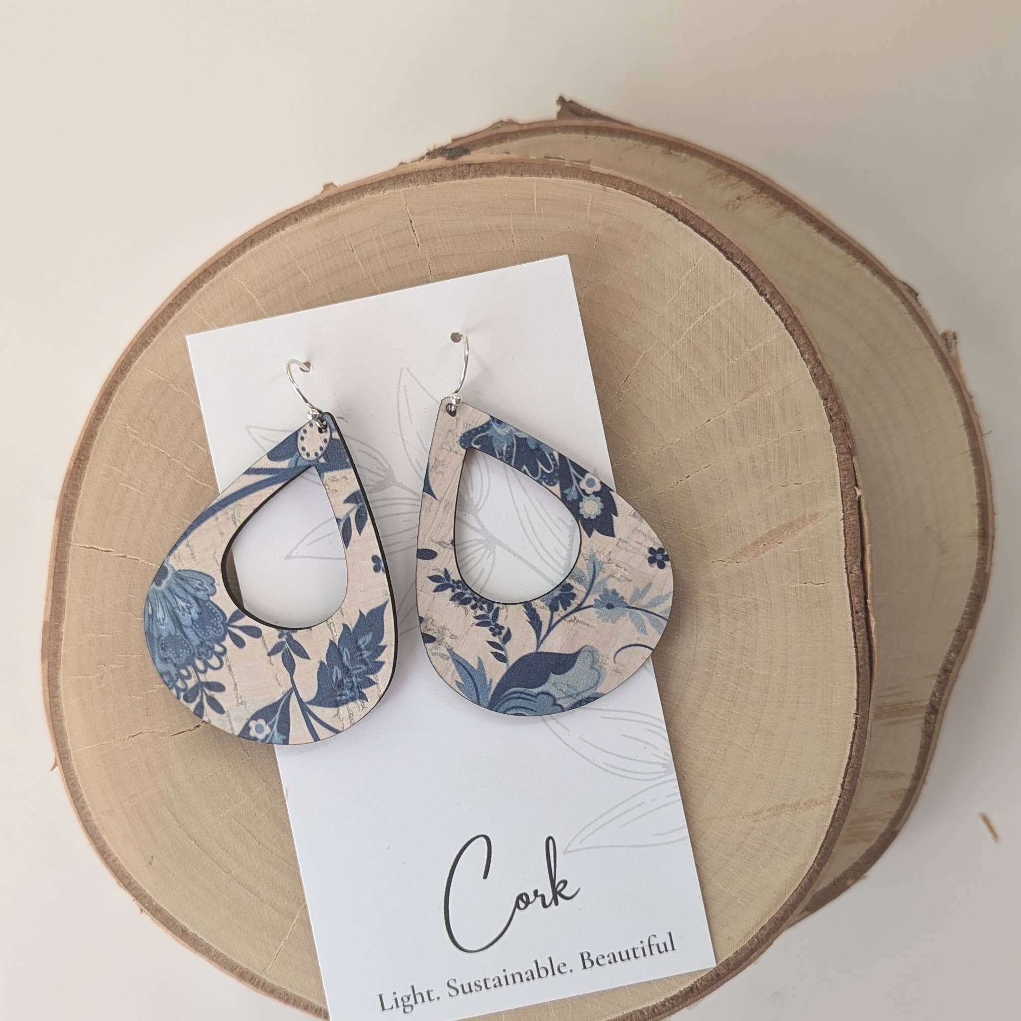 Hello Lovely Cork Co. - Vente Boucles d'oreilles pendantes - Boucles d'oreilles en liège bleu et blanc à motif floral - Grande goutte d'eau3