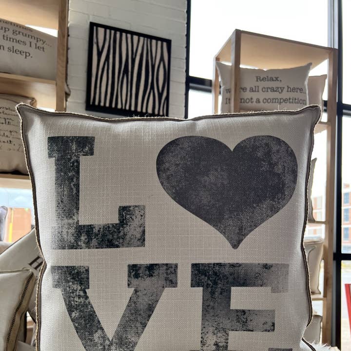 20" x 20" - Almohada decorativa - Amor vintage con corazón gris para venta al por mayor de SPLASHWORKS
