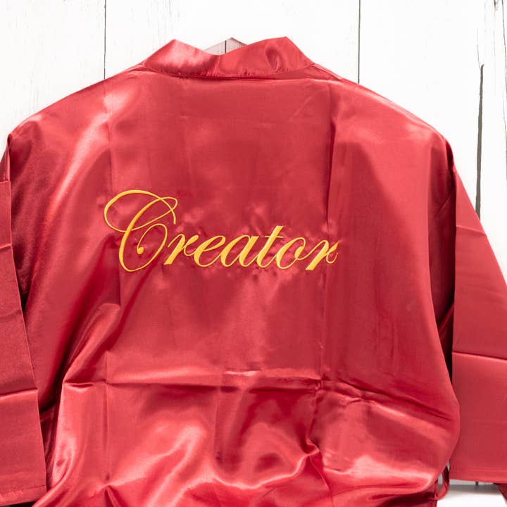 Robe en satin rouge | Créateur brodé en lettres dorées pour la vente par Alicia Gonzalez