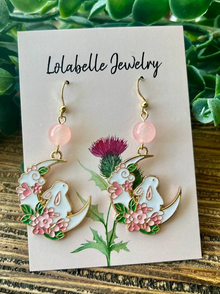 Boucles d'oreilles charme lune florale lapin magique rose pour la vente par Lolabelle Jewelry