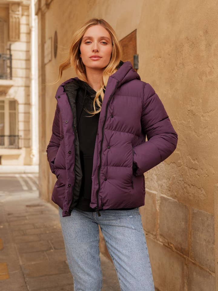 Giacca corta imbottita con cappuccio e bordi laterali per la vendita all'ingrosso da parte di Attrait Paris