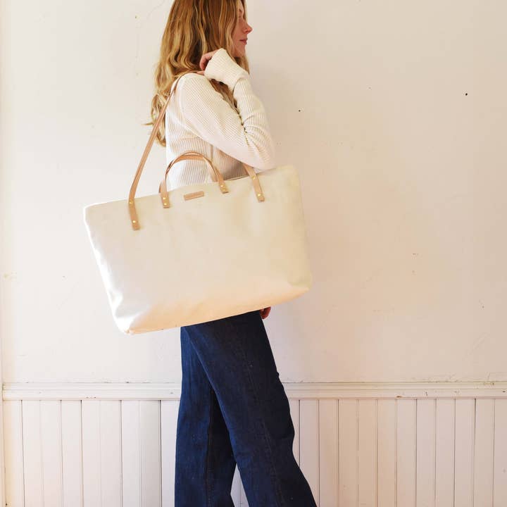 Evergreen met naakt canvas aan de buitenkant + Kelly Anita E Weekender Bag voor wholesale door Erin Flett