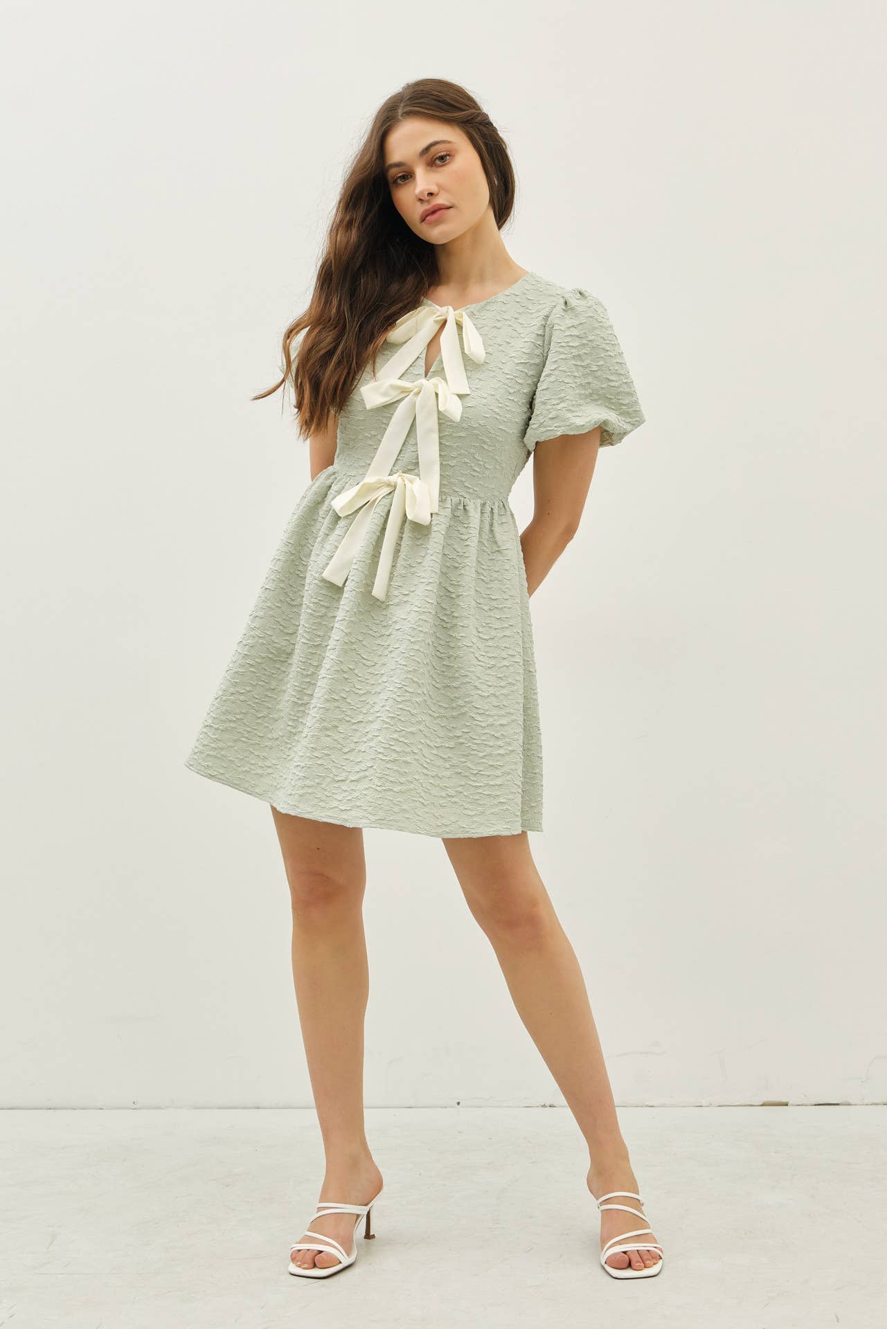 idem ditto – Großhandel Kleid – Damen – Mini-Kleid mit Bubbel-Textur, Schleifen-Detail vorne und Puffärmeln15