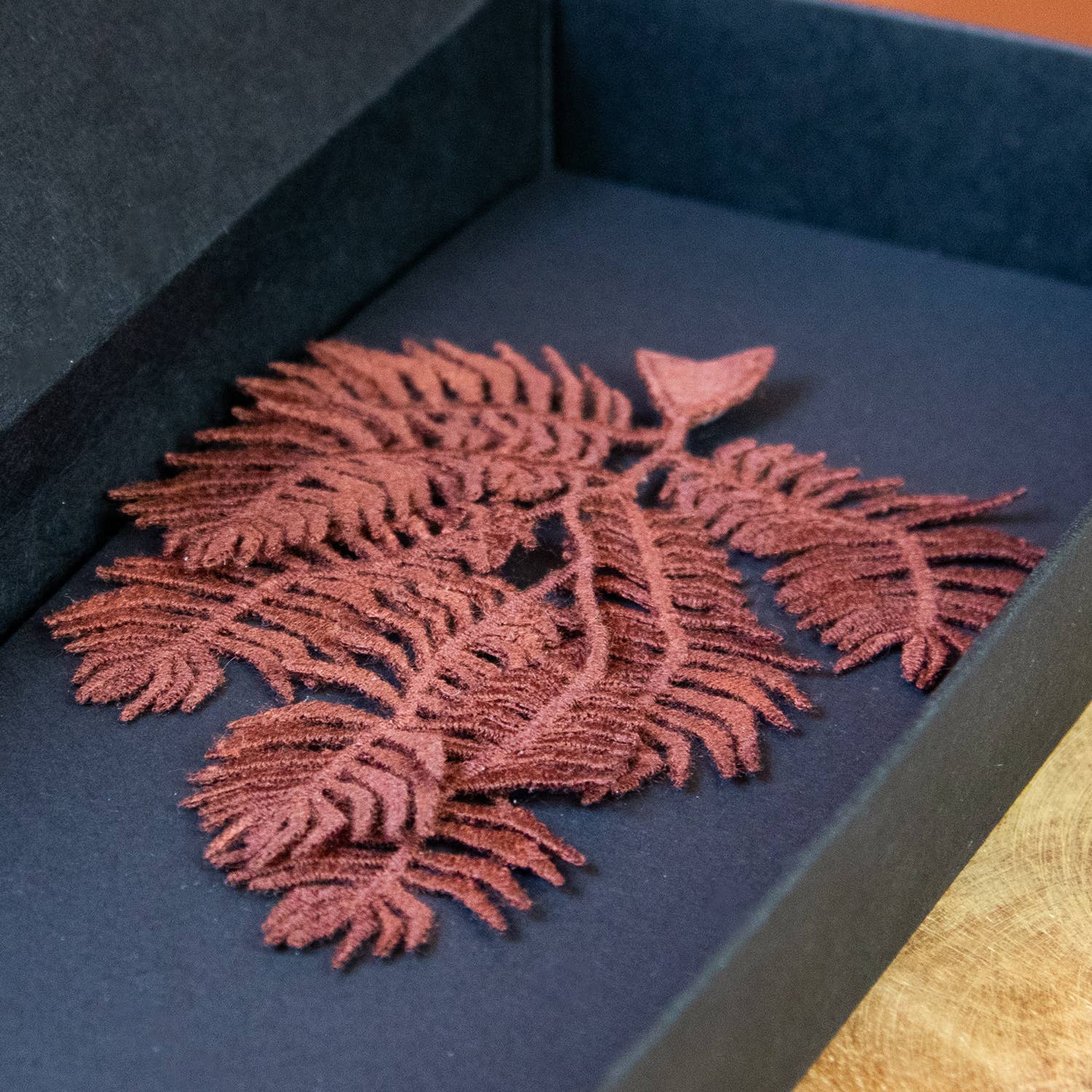 Botanopia - gifts , decor and cards for plant lovers - Venta al por mayor Broches - Broche bordado con helecho Pluma de Caballero7