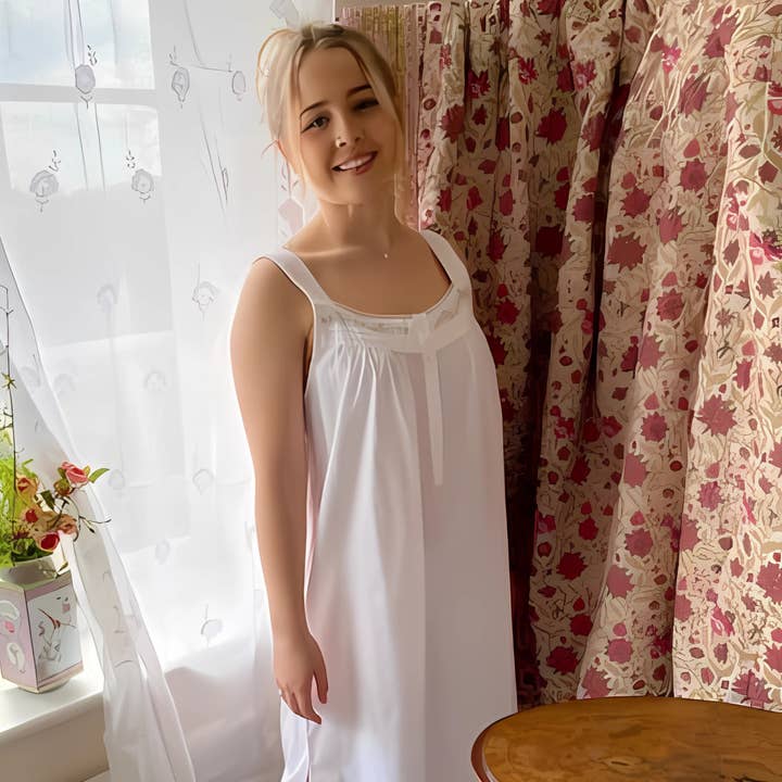 Jane avec broderie rose pour la vente par English Rose Linens