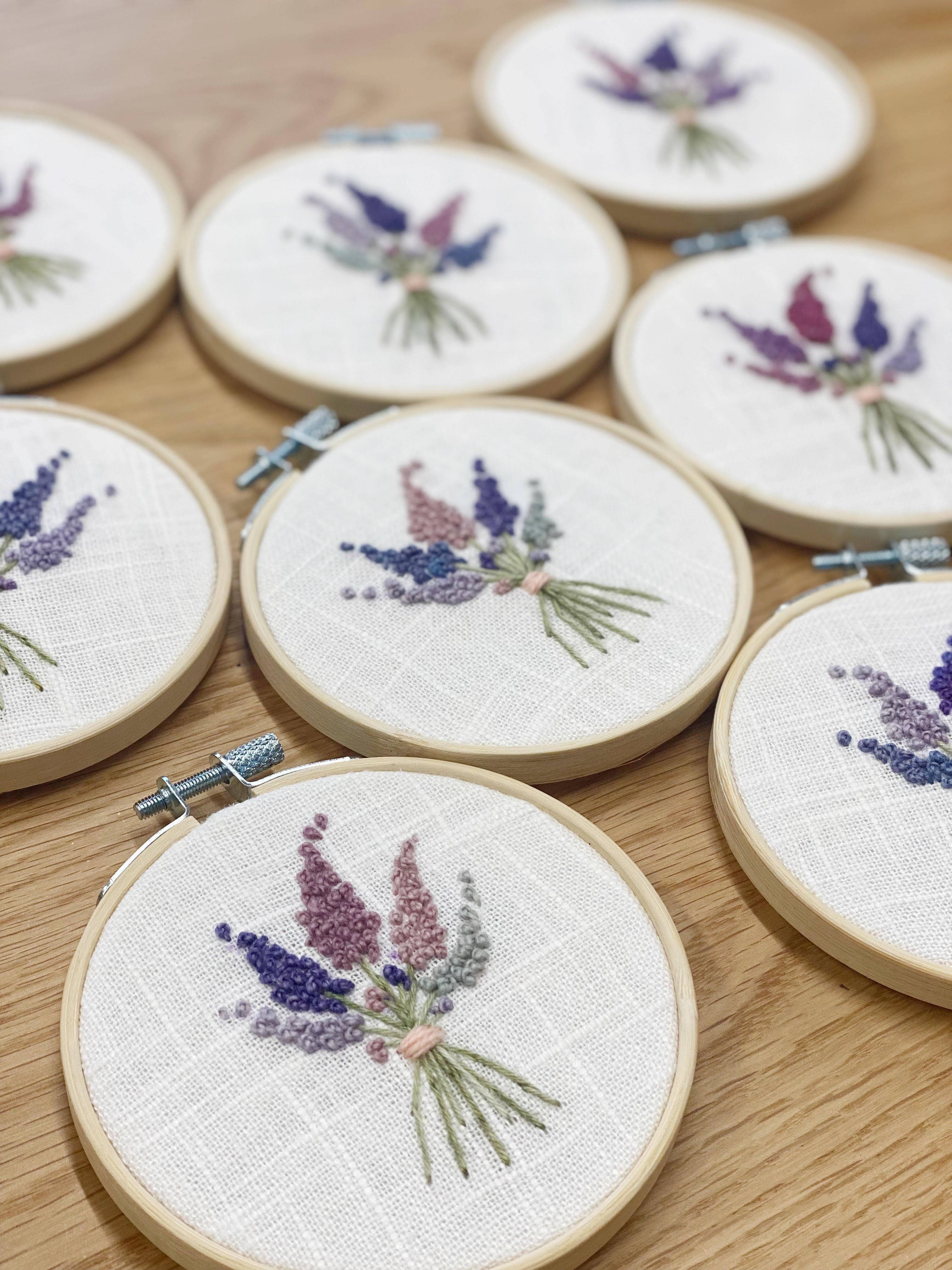 Islay's Terrace – wholesale Material för broderi/korsstygn – Lavendel/lila bukett 4" broderi - handsydd1