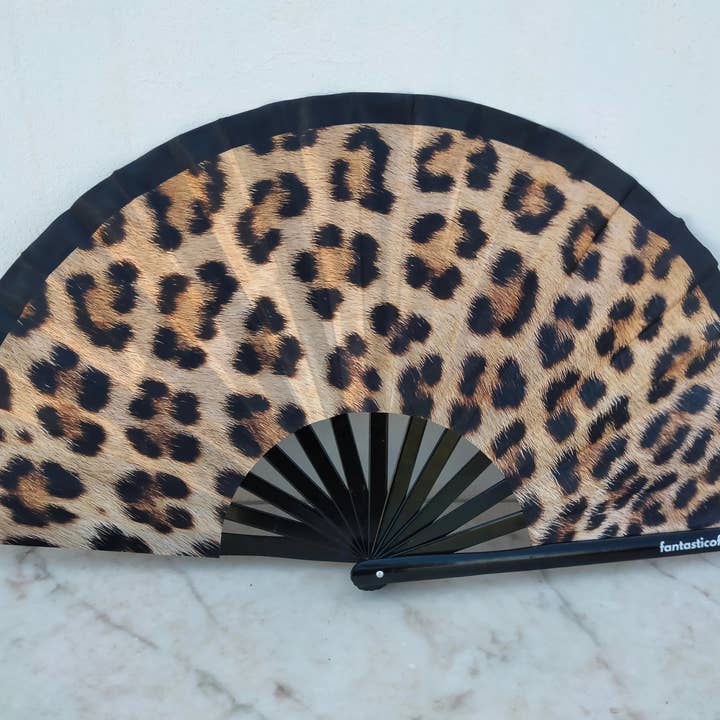 Fantastico Fans - Venta al por mayor Ventilador plegable de mano - Abanico XL con estampado de leopardo y borde negro2