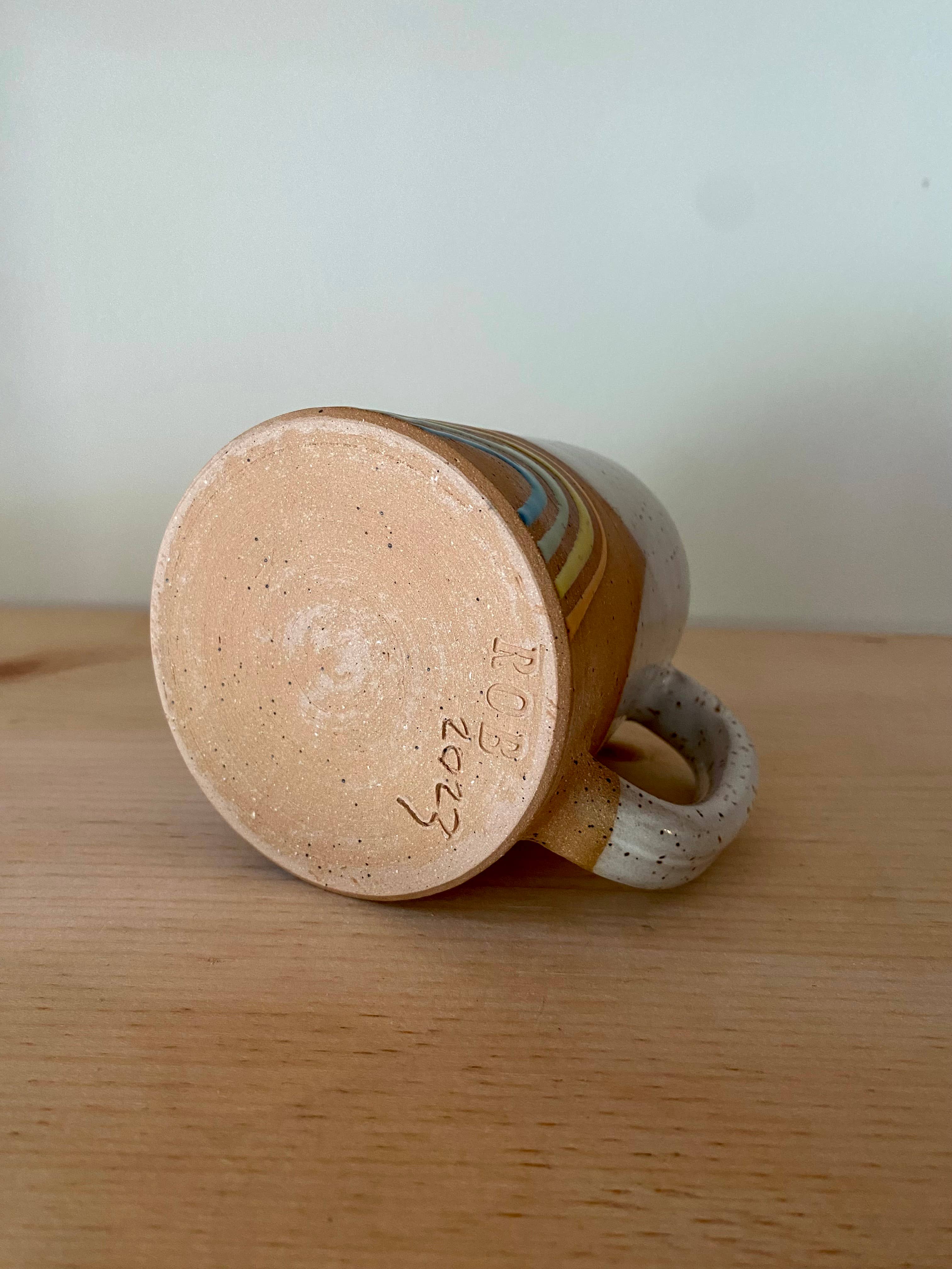 ROB Ceramics – wholesale Kaffekoppar – Regnbågsmugg i handgjord keramik7