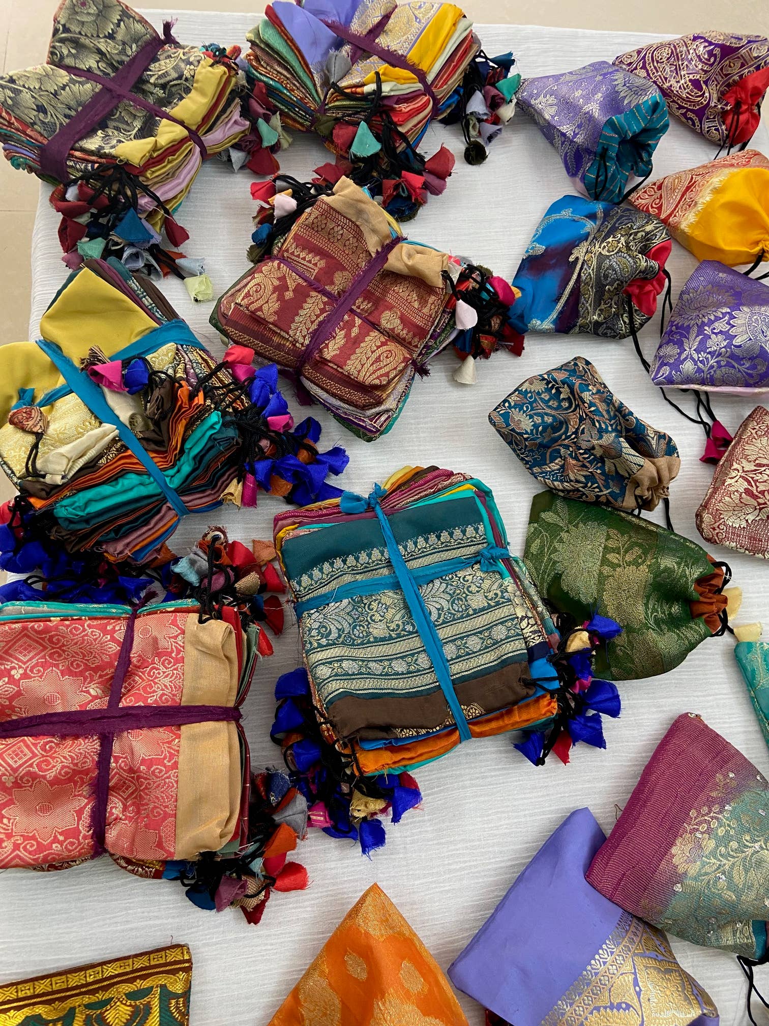 Meghcraft - Vente Set de pochettes cadeaux - Pochettes à cordon en soie indienne - Sac cadeau en satin 10 x 10 cm7