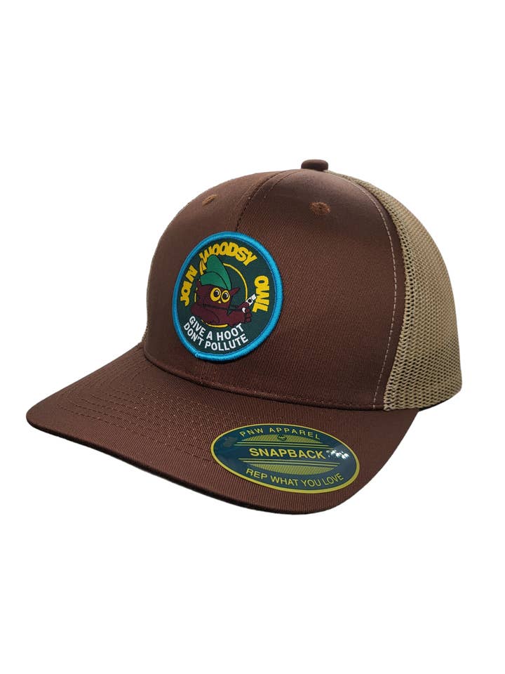 Cappello Trucker Snapback "Give a Hoot" di Woodsy Owl per la vendita all'ingrosso da parte di PNW Apparel