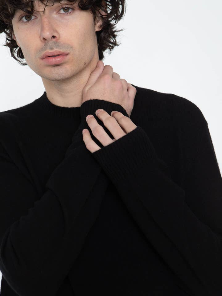 Pull à col rond noir pour la vente par BORN2KREATE