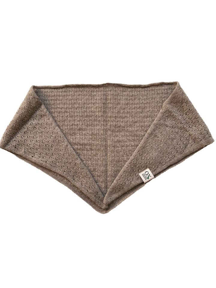 The Ox Haven Châle triangulaire XO-Cable brun biologique pour la vente par Oxford Meadow Cashmere
