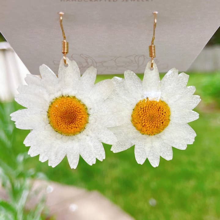 Daisy Moon by Hillerland – Großhandel Ohrhänger – Gepresste Gänseblümchen-Ohrringe