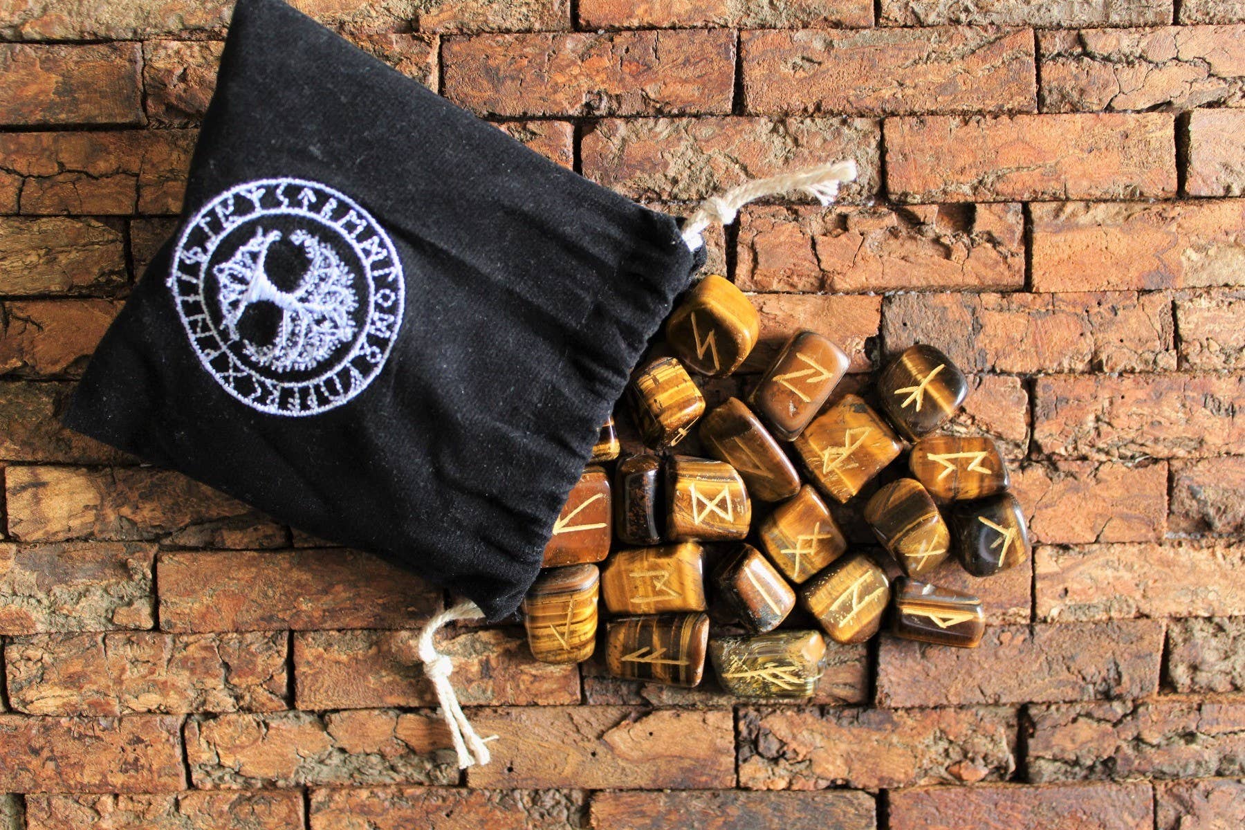 Green Tree - Vente Pierre et cristal de spiritualité - Set de 25 runes vikings en œil de tigre avec sac en velours1