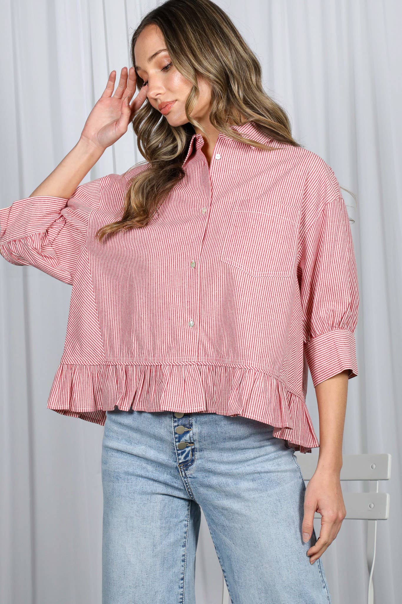 Vine & Love – Camisa com botões no colarinho – Mulher por atacado – Camisa às Riscas com Detalhe de Bolso e Bainha com Folhos 100% Algodão VT82772A20