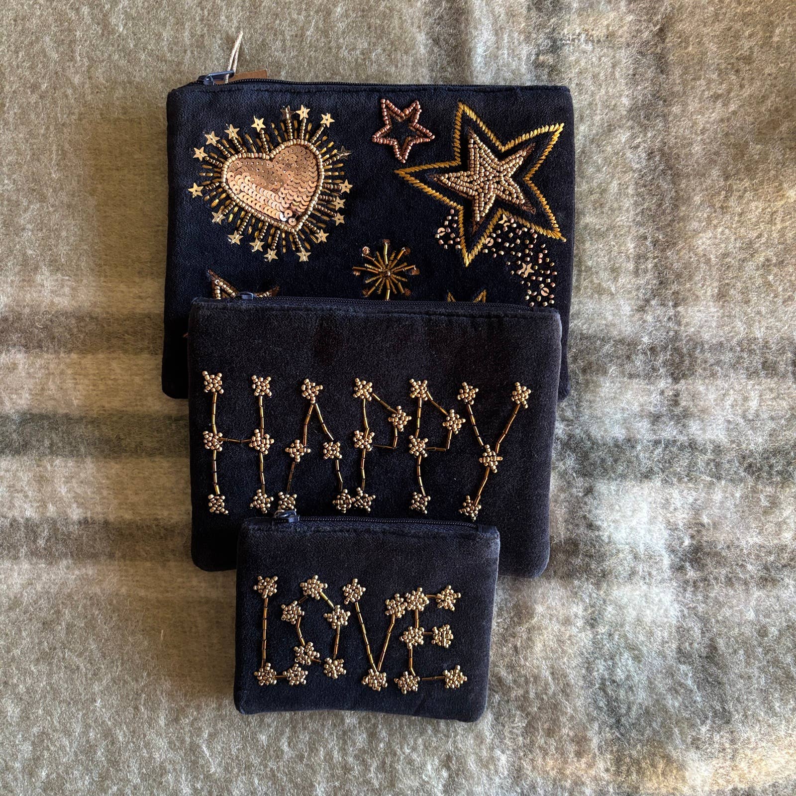 Maison Lilo - Vendita all'ingrosso Astuccio - Donna - Piccola pochette LOVE velluto ricamato perline ottone blu notte