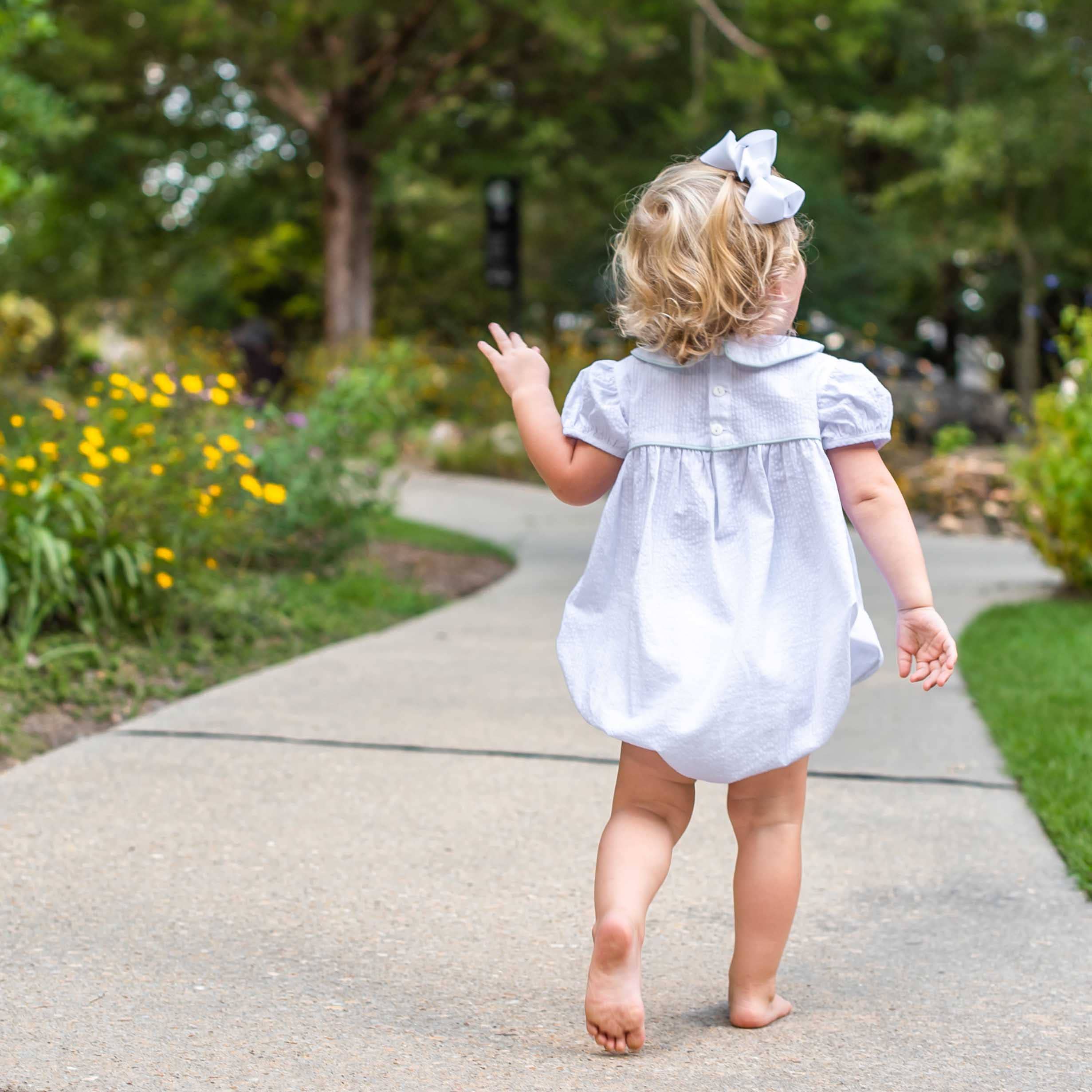 Angels and Company Clothing – Bodysuit - Bebé por atacado – Ann Caroline Bubble em Seersucker Branco com Vivo Aqua3