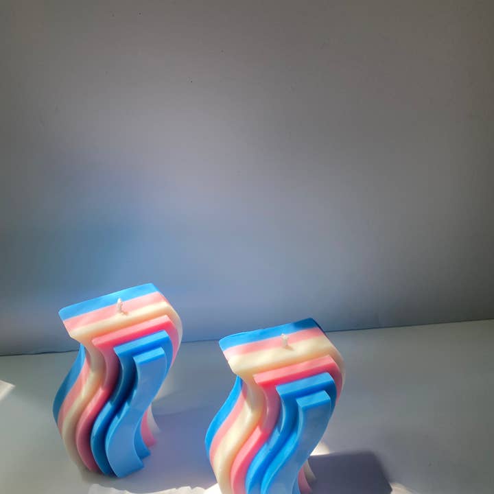 Liv Greene Candles – Großhandel Geschenkkerze – Transgender Pride skulpturale Welle