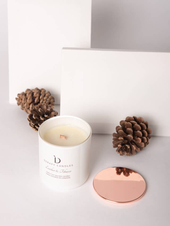 Læder & Tobak Wick Duftlys for engroshandel hos Derapy