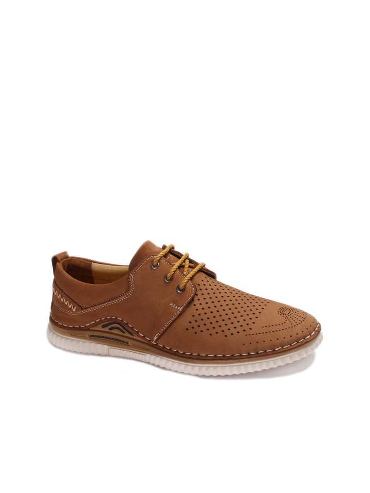Taba Nubuk Zapatos Derby casuales perforados en color canela para hombre - Wessi de venta al por mayor en Faire