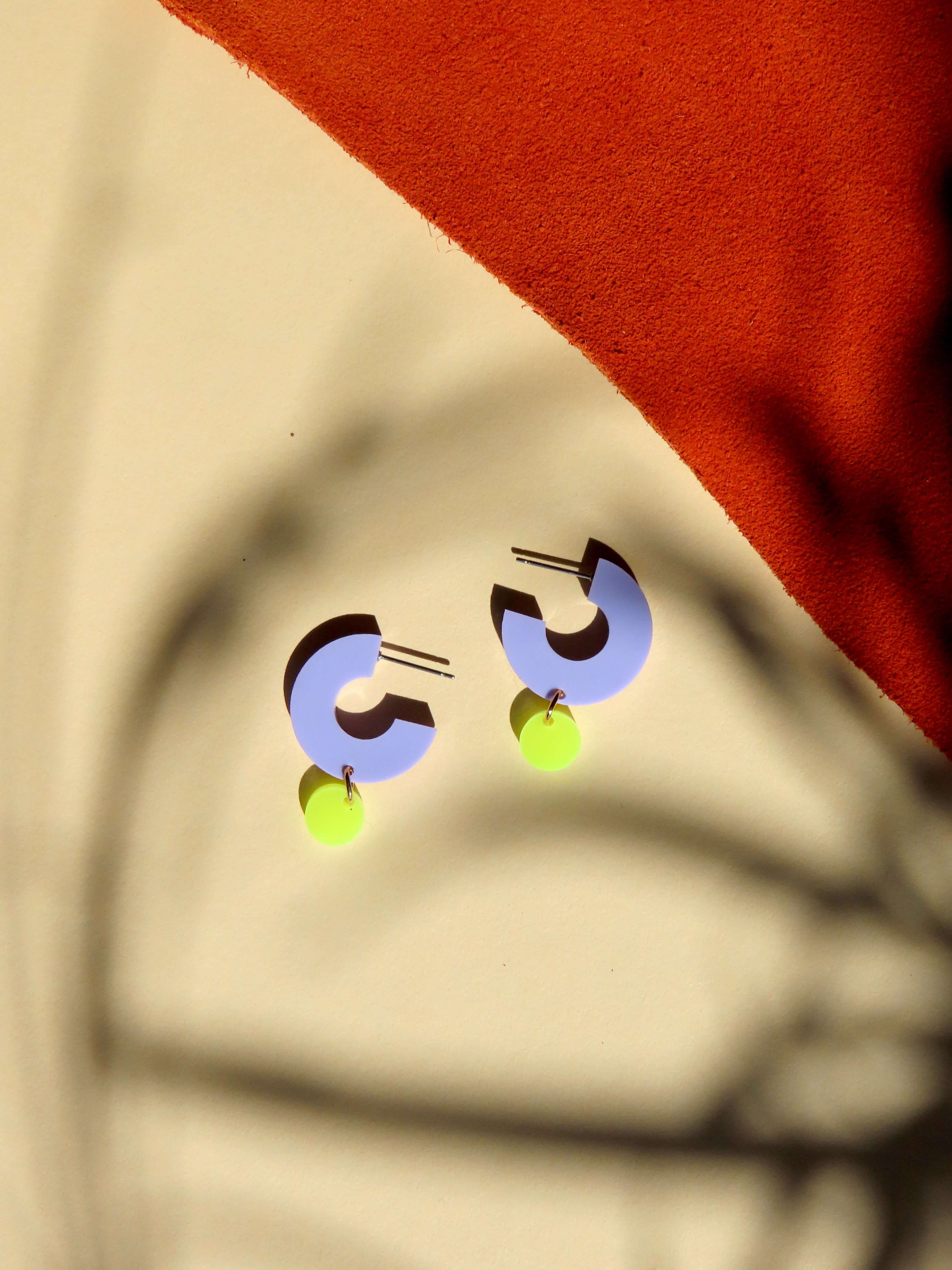 Niemalsmehrohne - Vente Boucles d'oreilles pendantes - Créoles Silva en acrylique et acier inoxydable lilas et jaune néon1