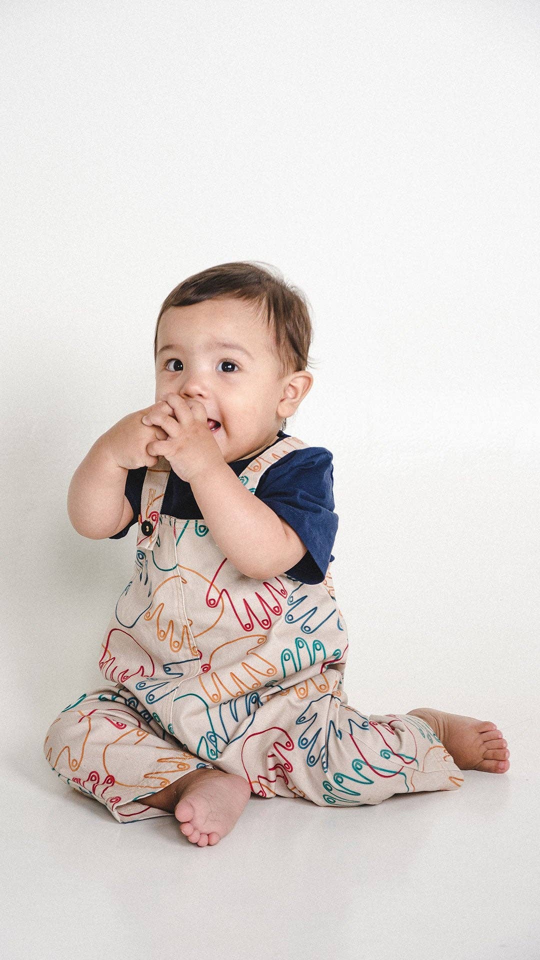 iuju – Großhandel Latzhose – Baby – Klassischer Overall — Hände6