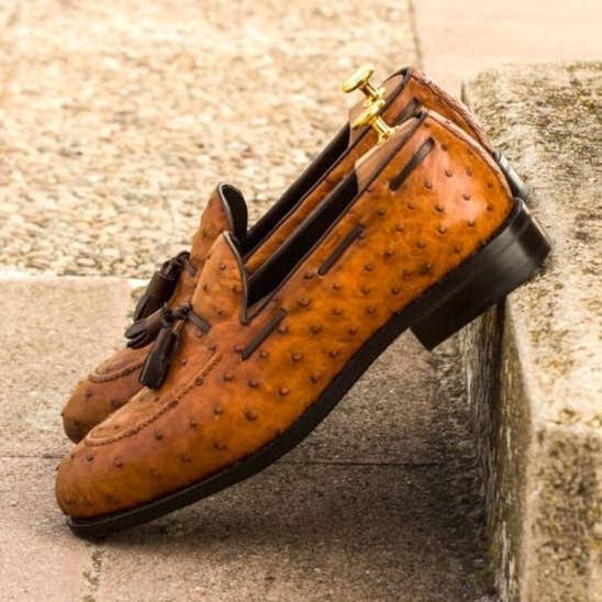 Mocassins de Penas de Avestruz Castanho Tan para Homem Feitos à Mão por atacado de The Royale Leather