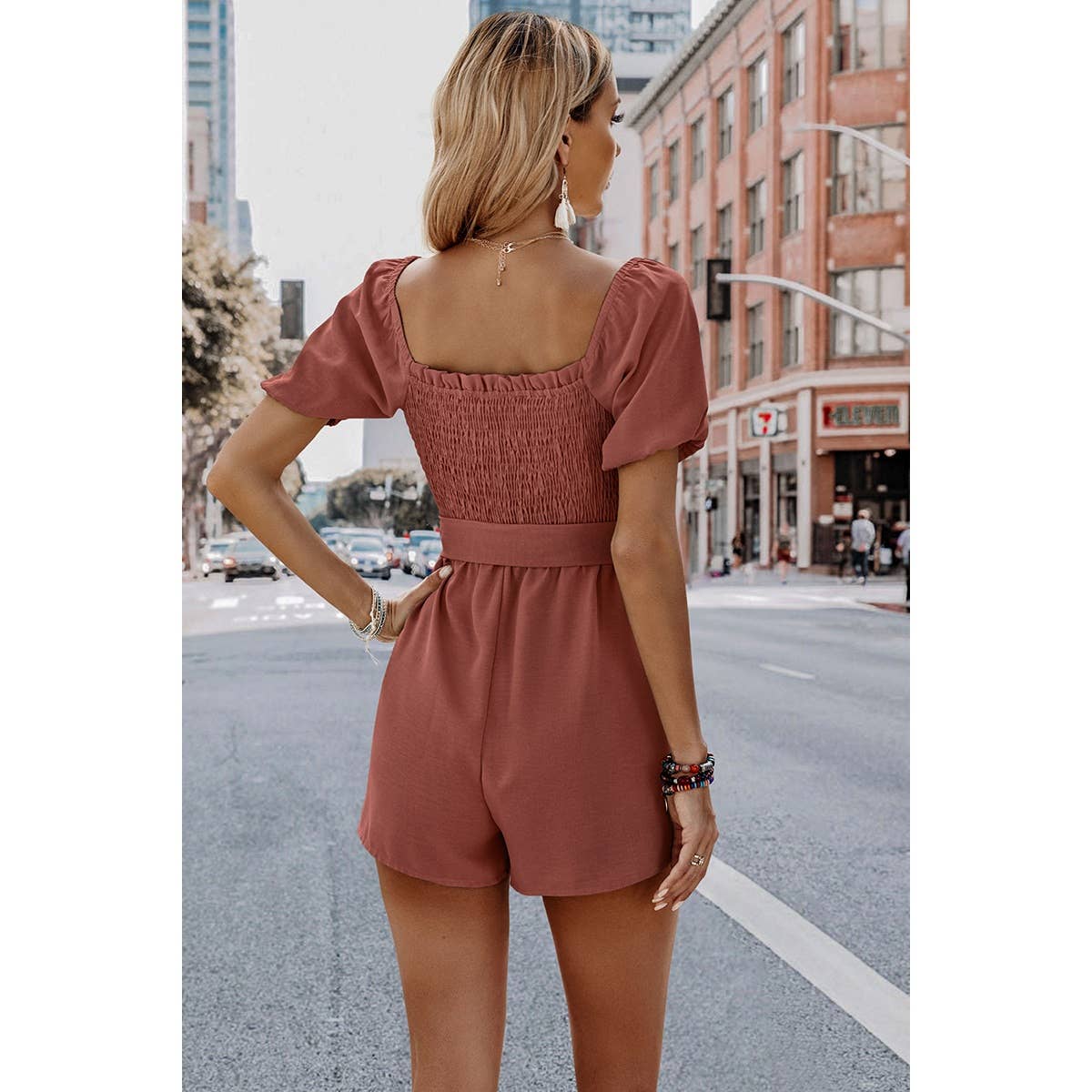 Bianco Tuta corta solida con scollo quadrato arricciato e cintura in vita. in vendita all'ingrosso su Faire11