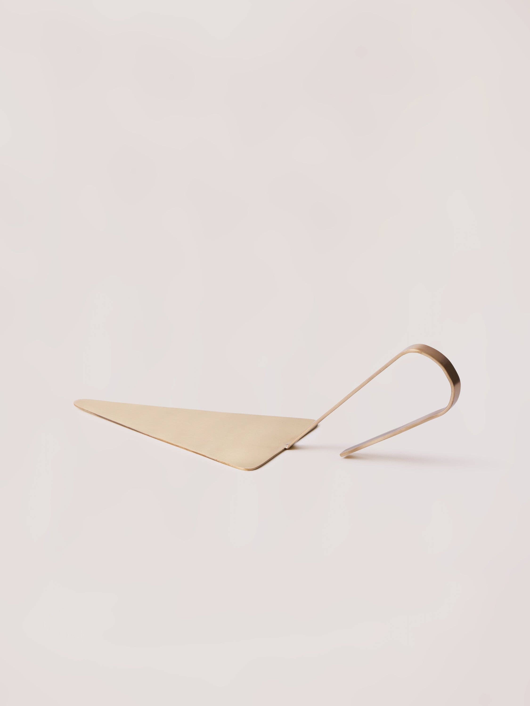 Fleck - Wholesale Serving Utensil - Loop Brass Cake Server3