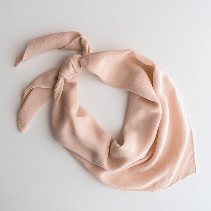 Sciarpa in seta lavabile «The Classic» in champagne per la vendita all'ingrosso da parte di Tono + Co