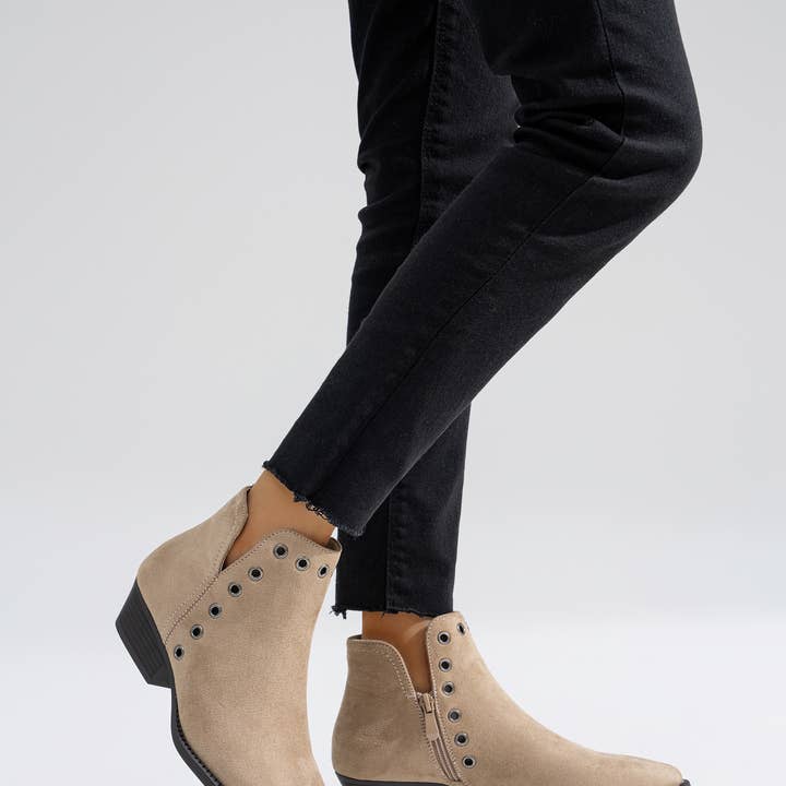 WESTERN STUDDED ENKELLAARSJE en andere Lowiczanka wholesale inkopen. Gratis retourzendingen en een 60-dagen netto betalingstermijn op Faire.com trends op Faire.