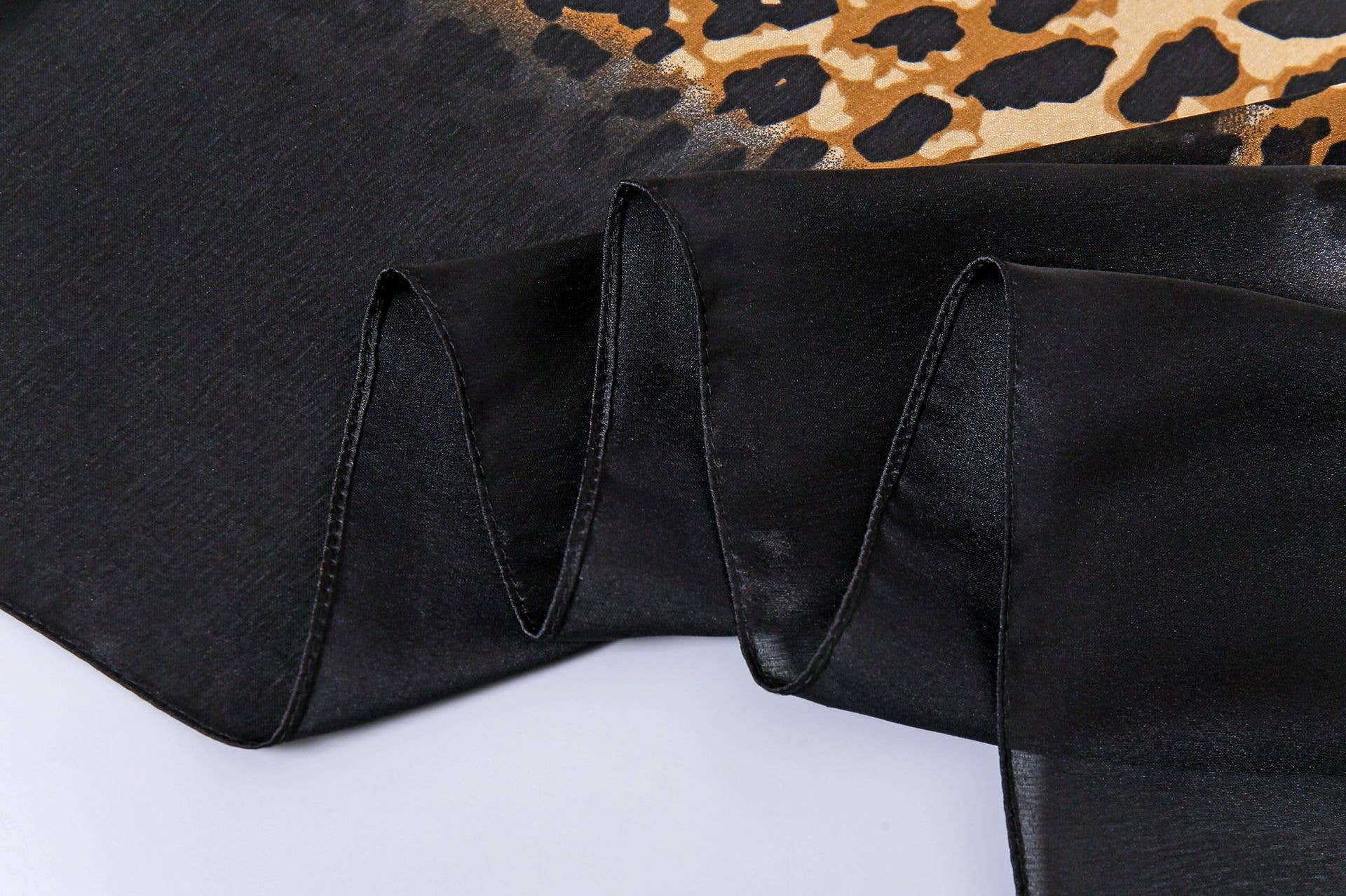 PEACH ACCESSORIES - Wholesale Scarf - Women's - Leopard Print Satin Scarf in Black TT3421