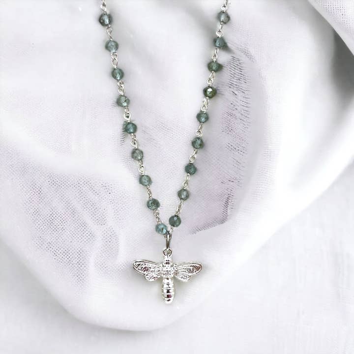 Ædelstenkæde med blå apatit og bieve vedhæng – Elegant naturinspiration, 50 cm længde for engroshandel hos MadamLili