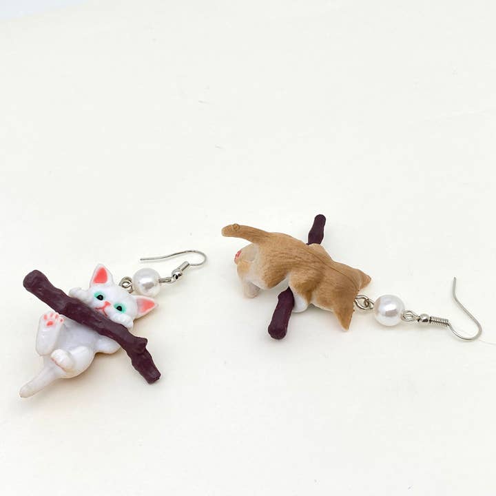 Mio Queena – wholesale Dangle earrings – Cute Branch White Cat Charm Dangle Earrings2