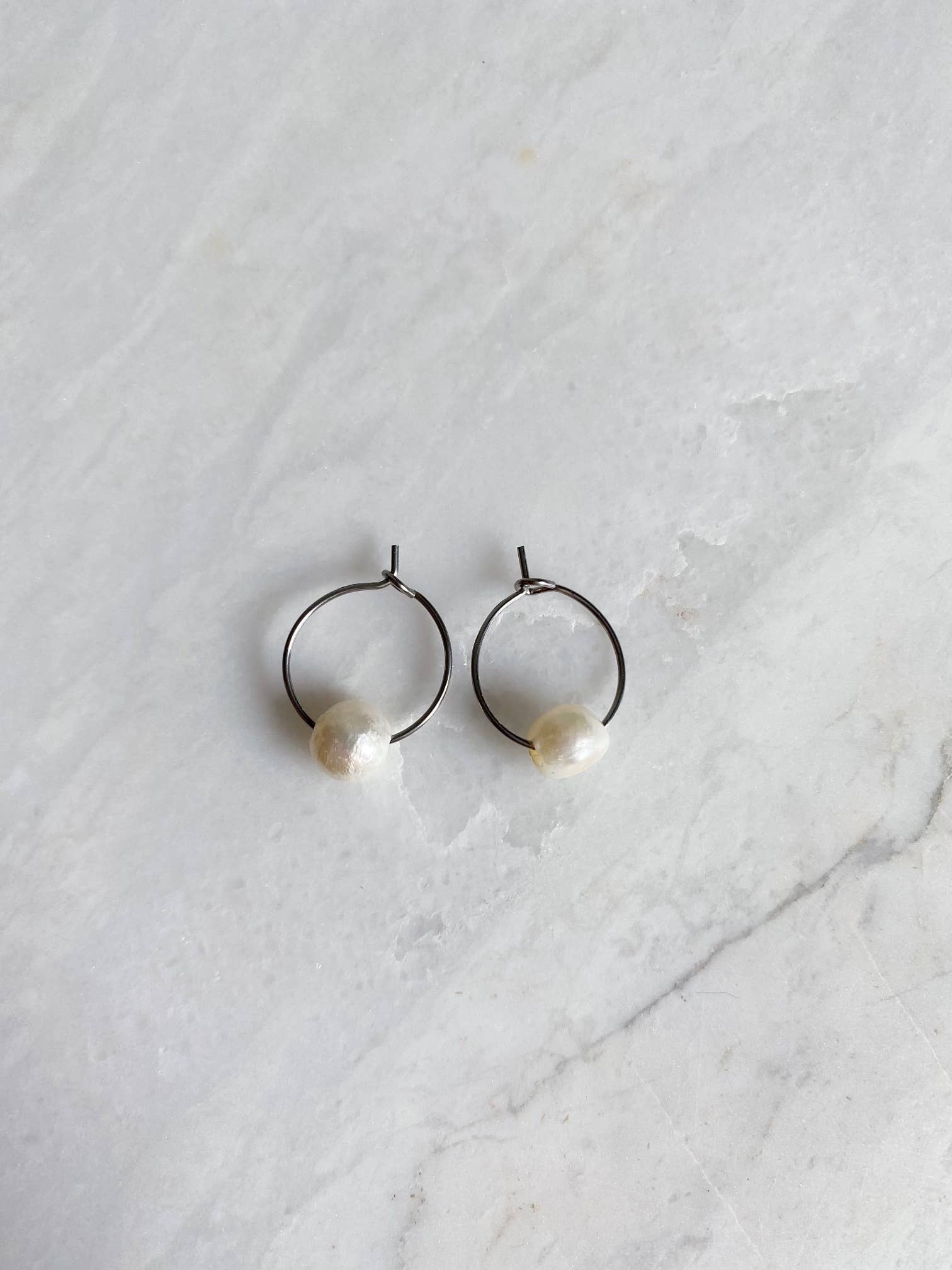 Salt & Pine - Vente Créoles - Boucles d'oreilles créoles en perles d'eau douce • Petit luxe discret2