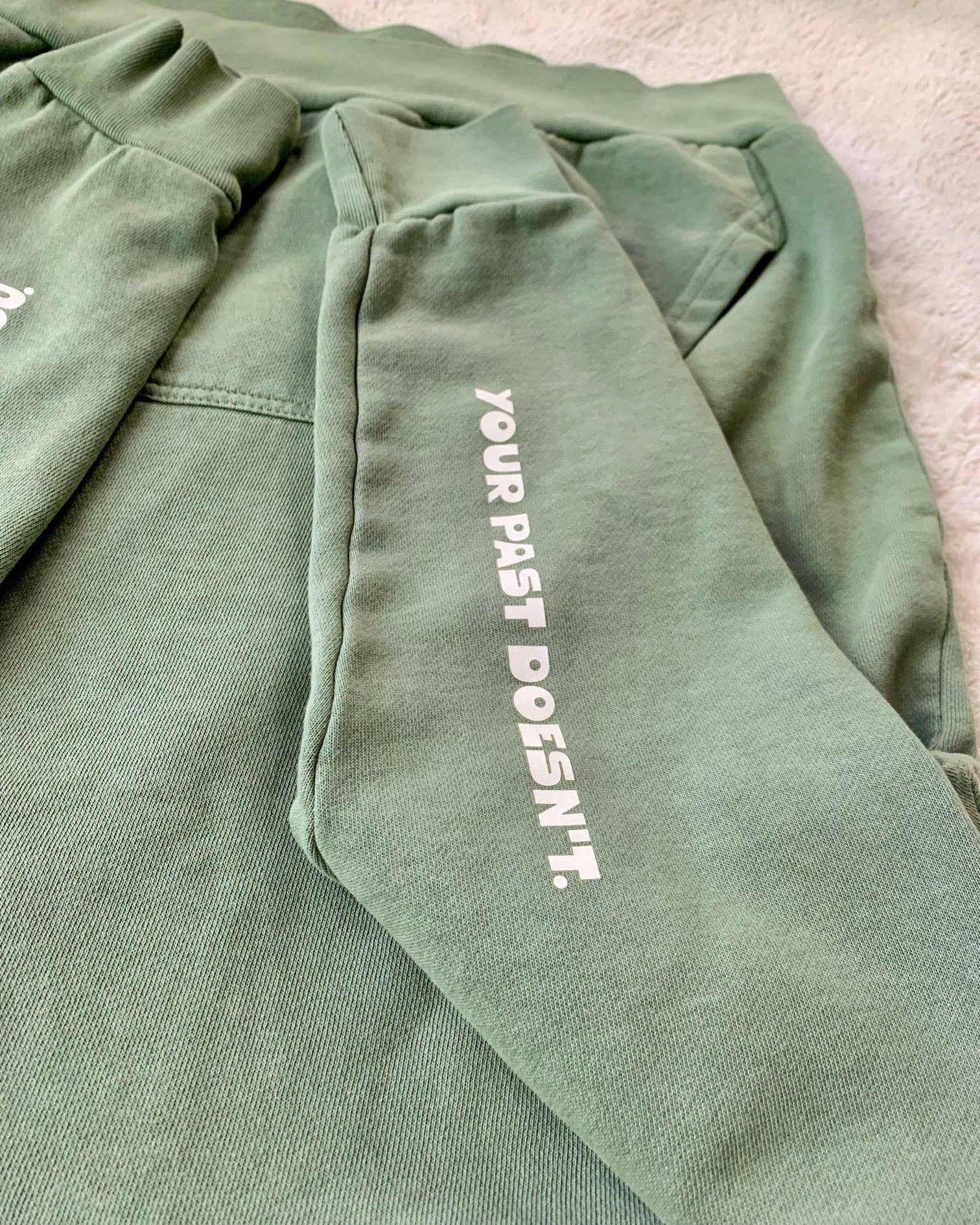 Rad Vibes Only - Vendita all'ingrosso Completo loungewear - Donna - Set abbinato con felpa e pantaloni sportivi Brighter Days Are Ahead2