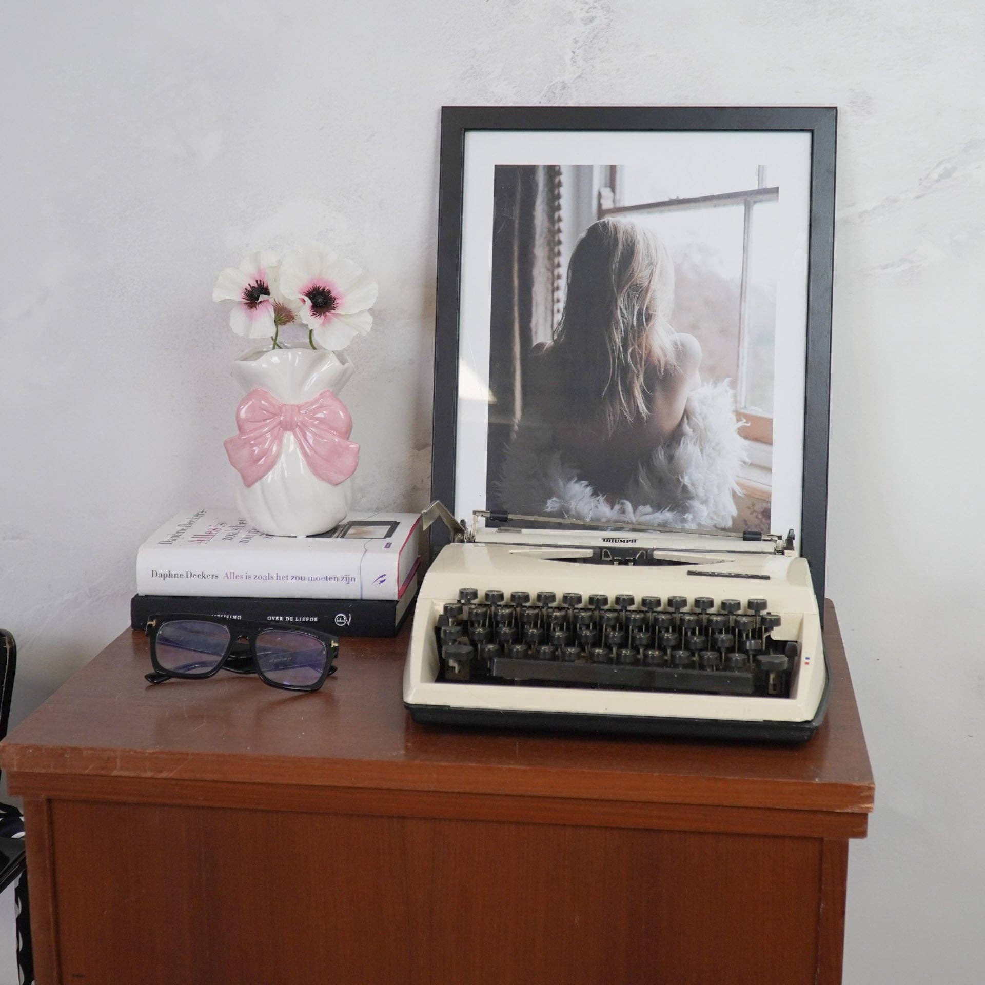 Housevitamin bv - Wholesale Vase - Vase - Bow - Dolomite - White/ Pink - 11x10x16cm2